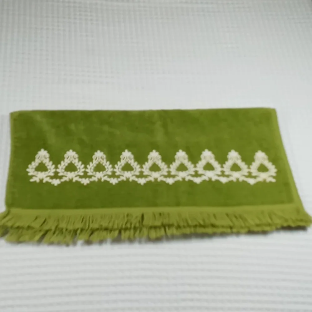 Vintage Fashion Manor MCM Avocado Green/Cream Embroidered Cotton Bath Towel USA